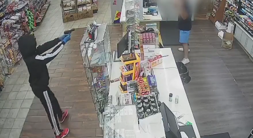 Gunman robs Statesboro store, threatens clerk