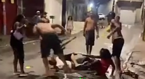 Party Goers Get Into A Fight On The Dirty Street