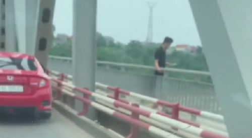 Guy Jumps From The Bridge In China After GF Left Him
