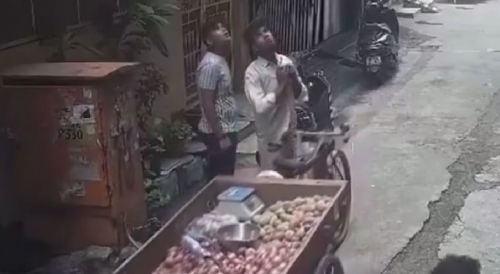 India: 2 Members of a Gang Rob Vegetable Vendor in Broad Daylight