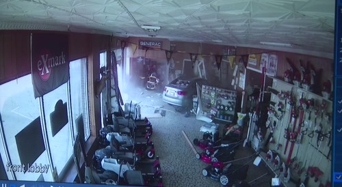 High-speed chase ends in chaos as car crashes into Selma store, Surf N Turf