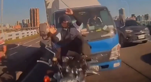 Trucker Distracted By Phone Destroys Biker in Taipei