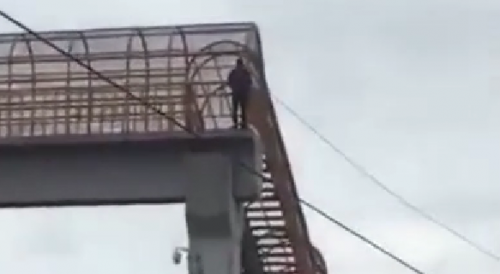 Intoxicated Man Jumps From An Overpass In Cuernavaca,MX