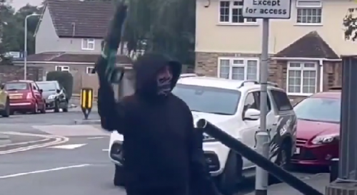 Brazen UK Thief Steals Camera in Broad Daylight