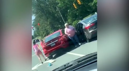 Road Raging Women Fight on Street