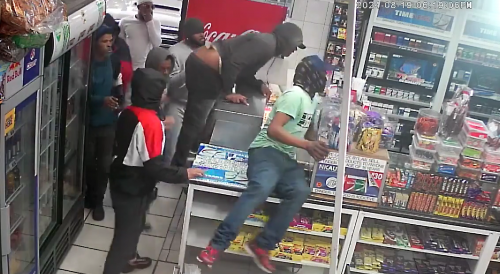 Gang robs store in Cape Town, South Africa