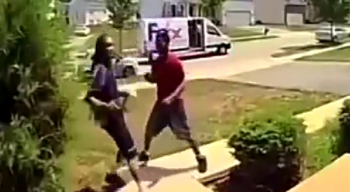 FedEx worker fends off porch pirates trying to steal package