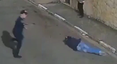 Man steals a criminal's gun in Brazil and kills him