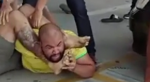 Man Uses Jiu Jitsu Skills During Fight In Brazil