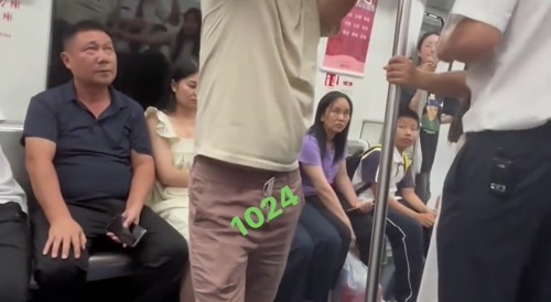 Chinese couple fight in the metro