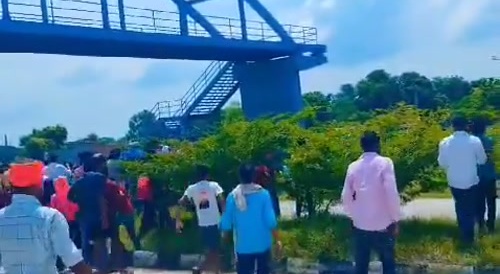 Man Accused Of Child Theft Jumps Off Of Bridge While Surrounded By Angry Mob