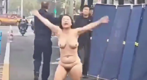 Naked Woman Freaks Out On The Busy Road In China