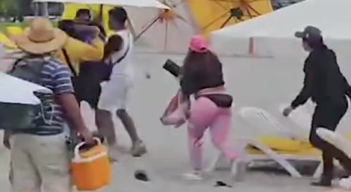 Foreigners fight in the middle of the beach - Chile