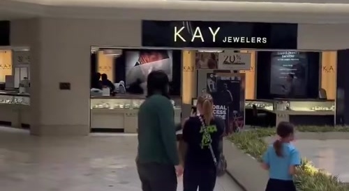 Kay Jewelers In California Ransacked By Multiple Looters