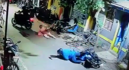 Woman Dragged By Chain Snatchers In India