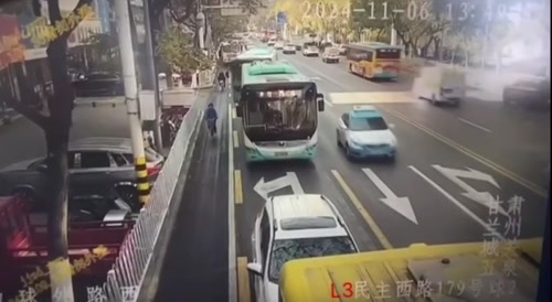 Cyclist vs. Bus: China Edition