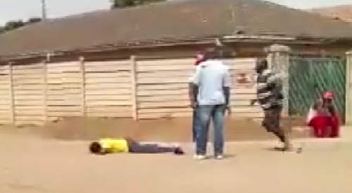 Zimbabwe: Man ruthlessly beating a woman while demanding repayment of the money she owes