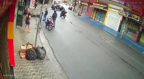 Motorcyclist is thrown into wall after being hit by speeding car that was traveling in the wrong direction. Brazil, 23 November 2024