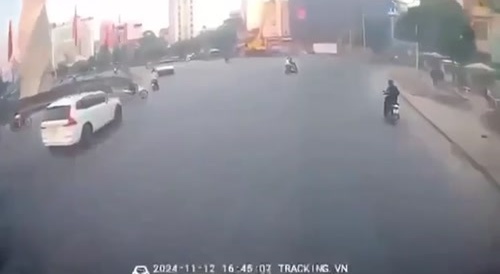 Truck runs over women on a scooter in Vietnam