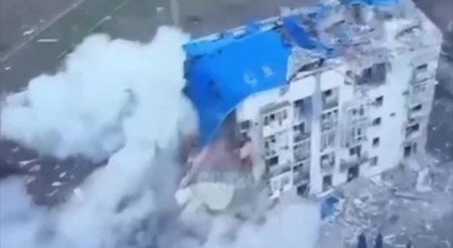 Stormtroopers blow up an entire house in which Ukrainian soldiers are holed up