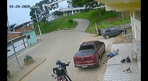 Brazil: two motorcycle killers murder a man who is chatting in front of his Pick-up