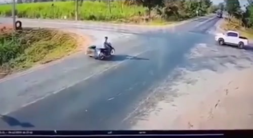 Accidente de moto al cruzar