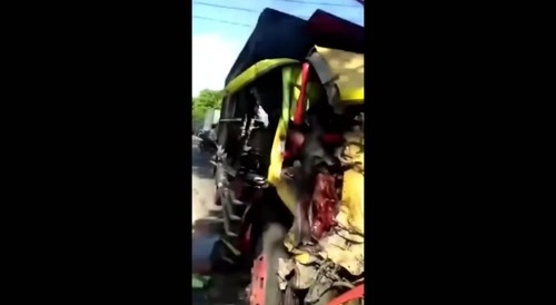 Java: A truck driver with crushed legs dies in a collision with another truck