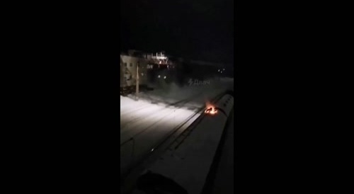 A Russian, on the roof of a train, catches fire (burns) by electrocution