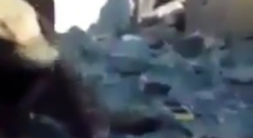 Iraqi soldiers brutally beheading an ISIS militant