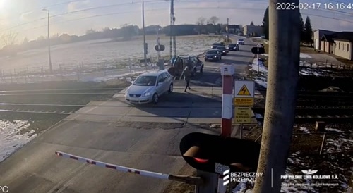 Bystanders rescue car stuck on train tracks