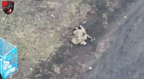 Ukrainian soldier destroys a Russian in firefight..