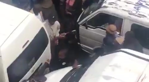 Cellphone snatcher gets mob justice