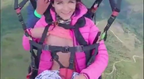 Nasty Woman Gets her Coochie Tickled a Mile in the Sky