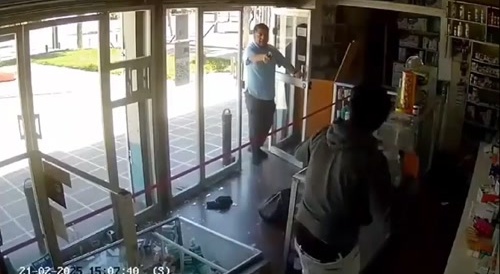 Thief attempts to rob pharmacy and receives medicine of lead