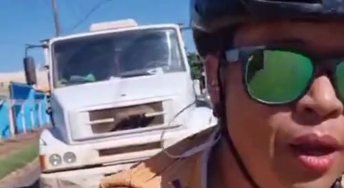 Self righteous cyclist gets a dose of justice!
