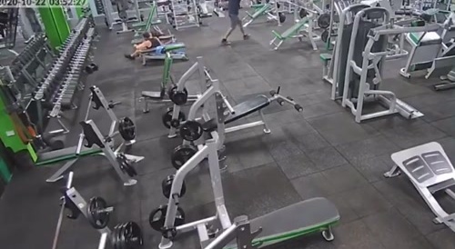 Man fakes tripping up and slams a 20kg dumbbell on a guy’s head