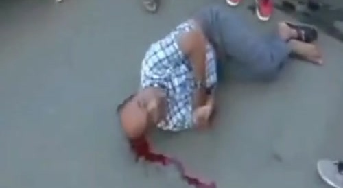 Dude got fucked up by two bulls fighting