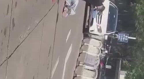 Asshole attacking his wife with meat cleaver