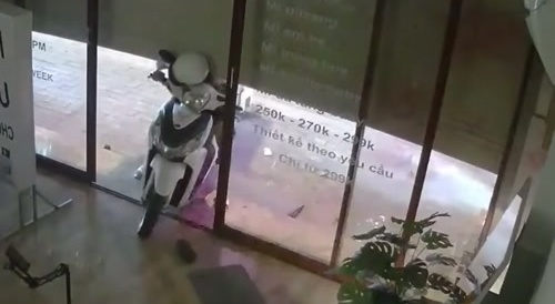 Moped girl gets crushed