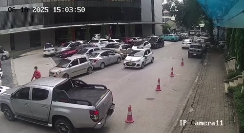 Indian man fails parking so he rage quit