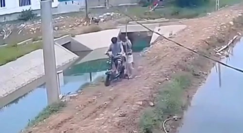 electrocuted while trying to catch a kite caught on an electric pole