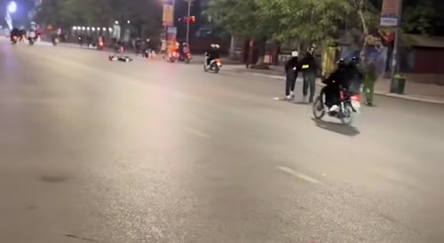 idiots try to out run cops with their china motorcycle