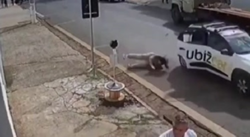 Woman jumped from moving taxi to avoid paying the fare