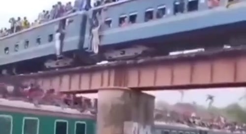 Just everyday train mayhem in Bangladesh... !