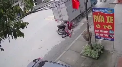 Biker rammed on truck