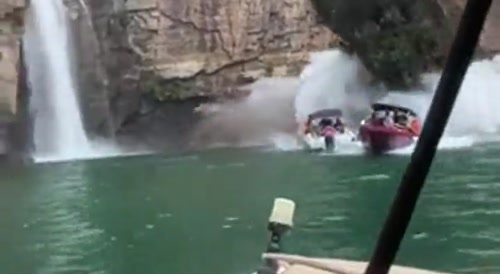 Brazil rock formation collapses on small boats... !