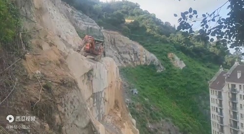 Excavator falls into the abyss... !
