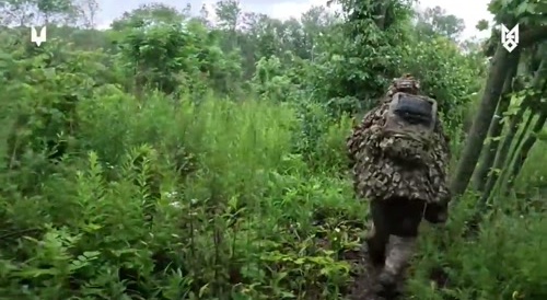 Ukraine Soldiers Flank Russian Slackers.
