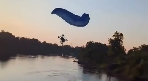 Paracopter crashes into power lines