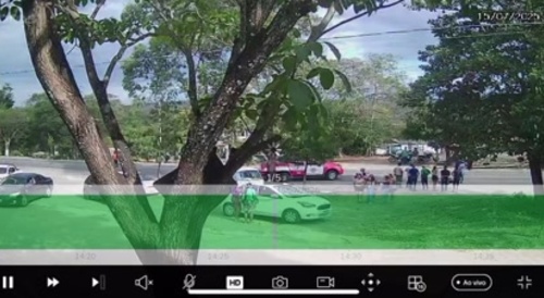 Homem se joga embaixo de caminhão